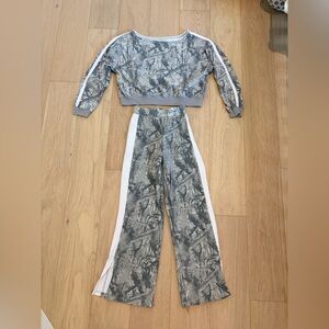 Grayson Threads Sweat Set- Pants are XXS, Sweater is Medium